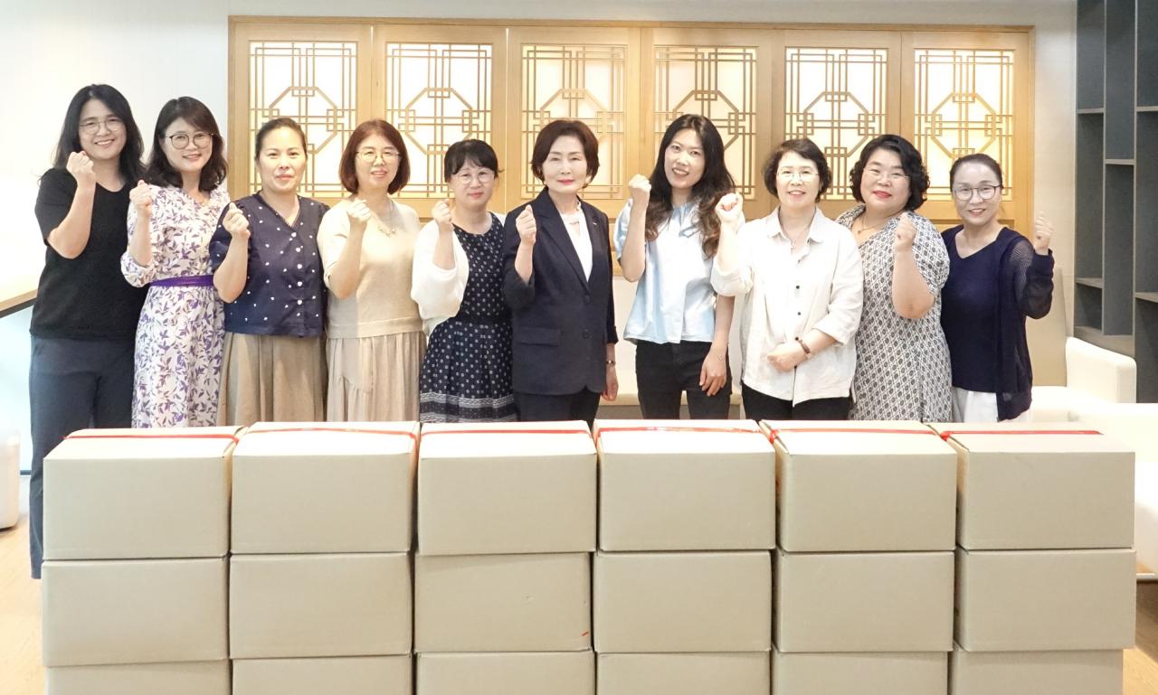 지역돌봄기관에 후원물품 전달 사진2